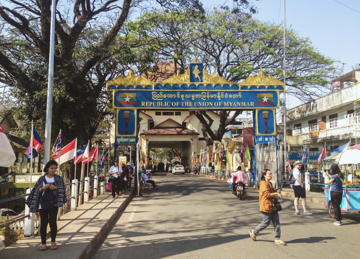 Mae Sai - Tachileik Border Crossing - Thailand Visa Run